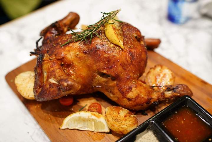 Découvrez notre poulet fumé traditionnel.